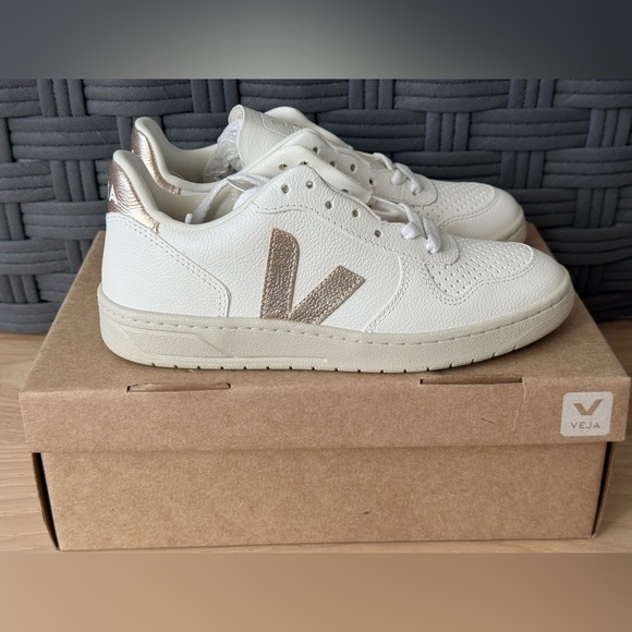 Veja V-10 Chromefree Leather Extra-White Platine Size 36 US 5 - Picture 2 of 11
